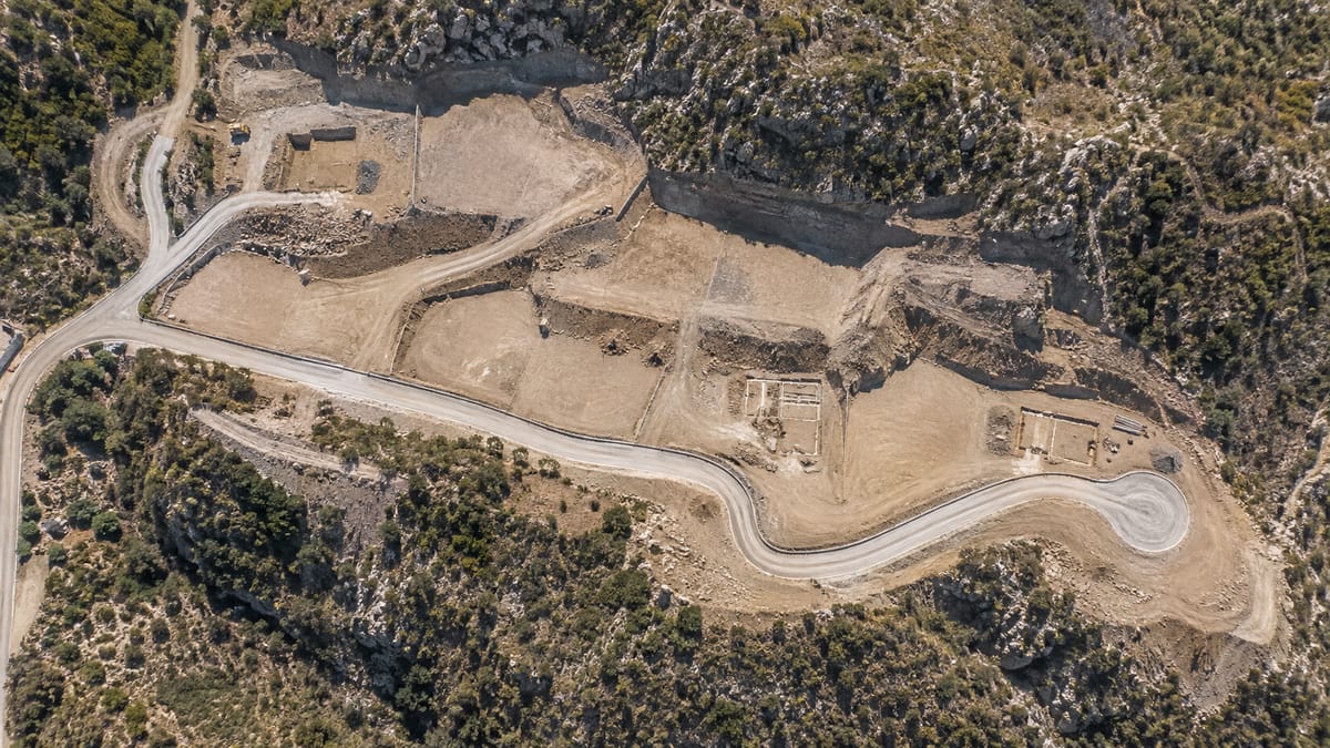 Vista aérea de un terreno con un camino y desniveles