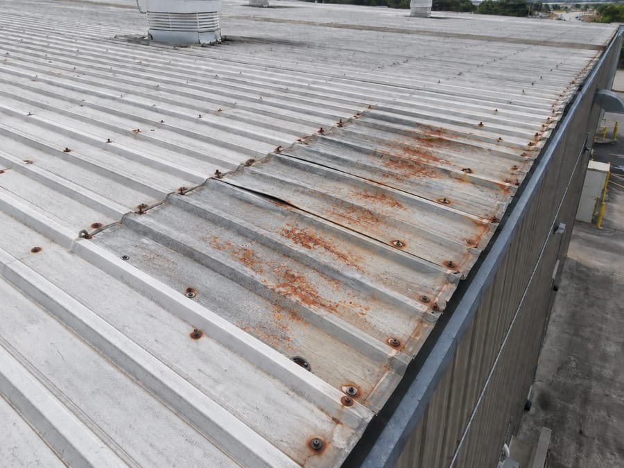 Láminas de una cubierta con corrosión en fijaciones