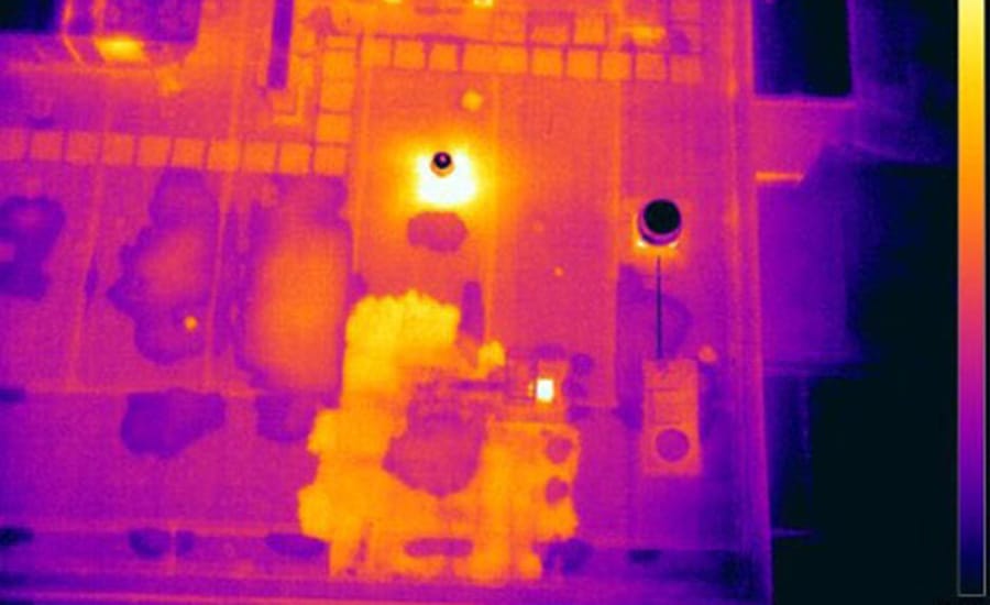 Imagen térmica de una cubierta industrial con zonas de humedad